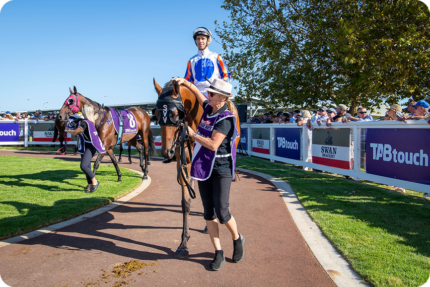 Horse racing photo 1
